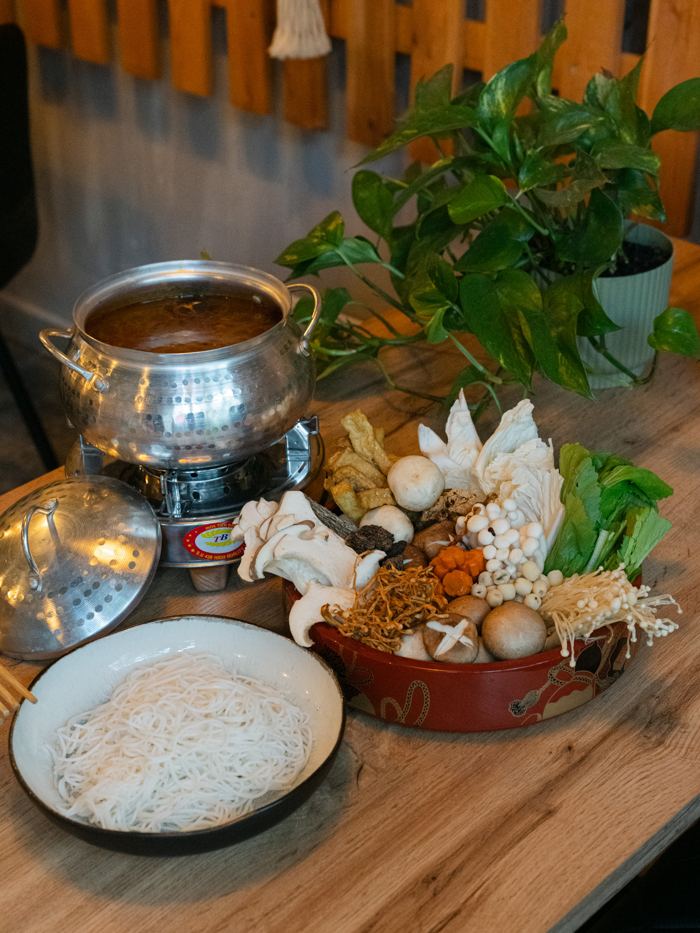 Veganer Hot Pot mit Pilzen und Gemüse zum Teilen