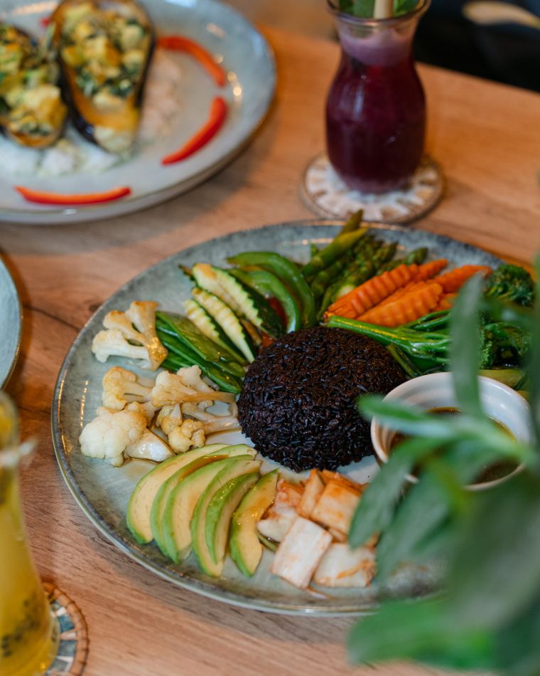 Bunter Teller mit schwarzem Reis, Gemüse, Avocado und Sauce